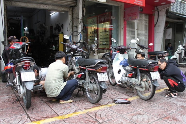 Thợ sửa xe máy di động có đáng tin không? Cách chọn dịch vụ uy tín, không bị “hét giá