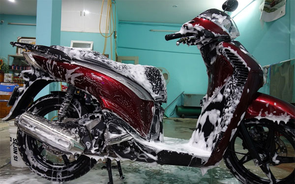 CÓ NÊN RỬA XE MÁY THƯỜNG XUYÊN? NHỮNG ĐIỀU BẠN CẦN BIẾT ĐỂ TRÁNH LÀM HƯ XE
