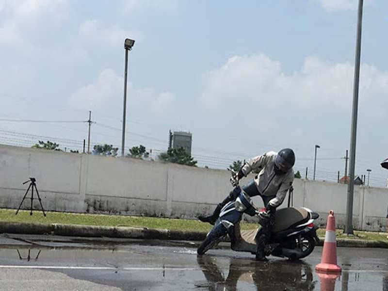 Kỹ năng lái xe máy an toàn trong điều kiện đường trơn trượt, trời mưa