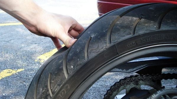 Cách xử lý khi xe máy bị xẹp bánh giữa đường