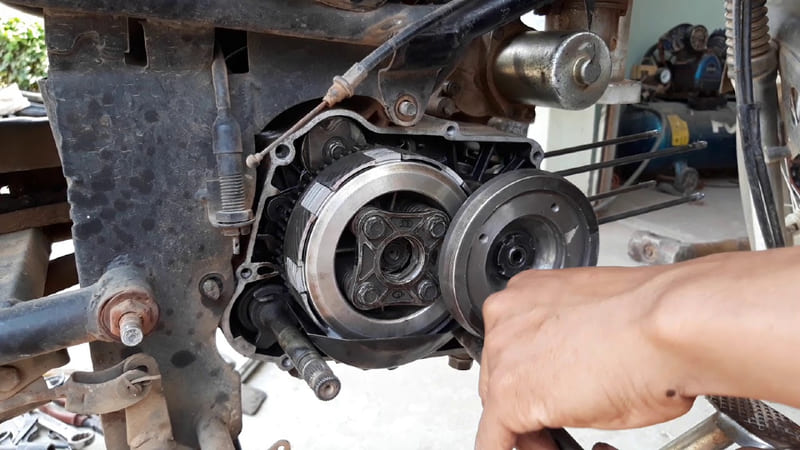 Xử Lý Tình Trạng Xe Máy Bị Hụt Ga, Chết Máy Khi Lên Dốc Tại Quận Tân Bình