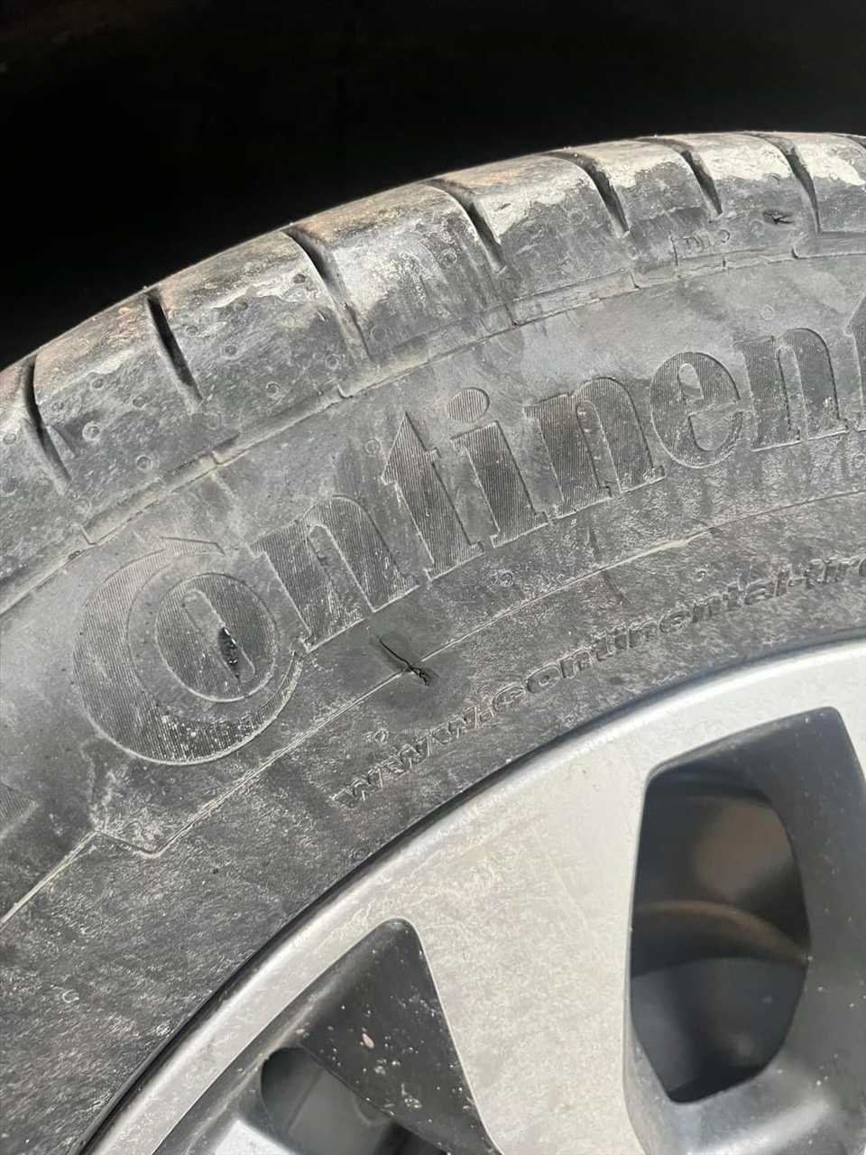 TIệm sửa xe uy tín quận 4 sửa chữa xe bị thủng lốp giữa đường nhanh chóng tận nơi